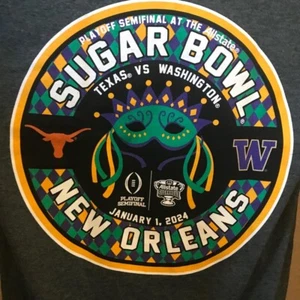 2024 NCAA Sugar Bowl Washington Huskies Texas Longhorns Camisa Gris Oscuro 3XL - Imagen 1 de 4