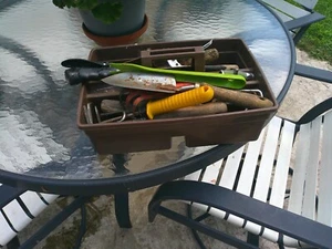 VINTAGE SET 20 HAND GARTENWERKZEUGE SCHAUFELN SCHNEIDER KULTIVATOREN SCHLAUCHDÜSEN TASCHE TABLETT - Bild 1 von 11