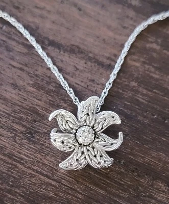 Colgante Flor John Hardy con Diamantes en Collar de 16" Foto 1 de 4
