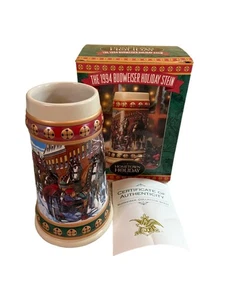 Budweiser Holiday Stein 1994 vacaciones en la ciudad natal con caja y certificado de autenticidad Clydesdales vintage - Imagen 1 de 6
