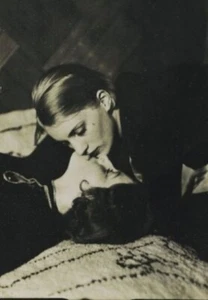 5##Photo negative film - Kissing women - Lesbian couple - Love - Kiss - Picture 1 of 4