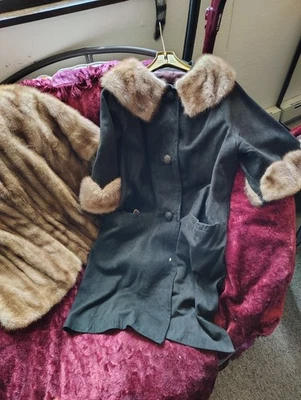 Vestido de abrigo con cuello y puños de visón real junto con un chal de visón completo de piel real Foto 1 de 4