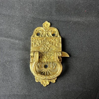 Caja de hielo victoriana ornamentada latón tono dorado herrajes pestillo izquierdo Foto 1 de 4