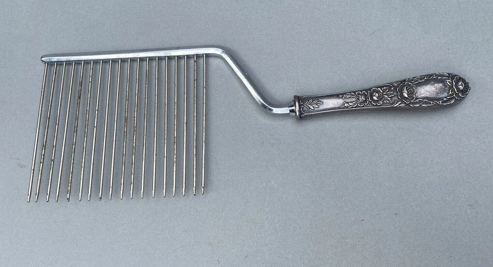 Cortador romppasteles Rose Kirk & Sons Stieff de plata de ley Foto 1 de 4