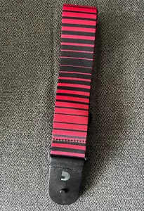 Correa de guitarra Planet Waves D'addario rojo negro rayas horizontales - Imagen 1 de 1