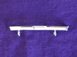 PARAURTI ANTERIORE CROMATO FORD F250 1972 di Moebius 1:25 model kit 67-72 - Foto 1 di 6