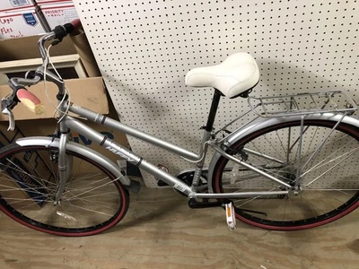 Bicicleta de crucero ligera Huffy de 7 velocidades con portaequipajes trasero y guardabarros Foto 1 de 4