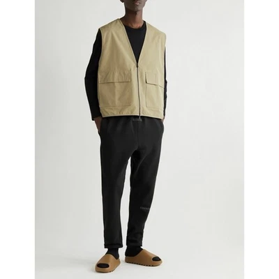 Chaleco Fear Of God FOG Essentials Hombre Pequeño Beige Relajado Dos Vías Cremallera Bolsillo de Carga Foto 1 de 4