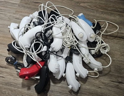 Lote de 30 Nintendo Wii Nunchucks RVL-004 piezas o reparaciones sin probar  Foto 1 de 4