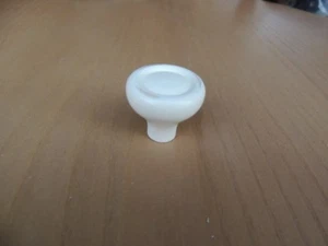 25 pomelli per ante armadio/arredamento nuovi in legno di acero con finitura invecchiata panna. Ferramenta - Foto 1 di 3