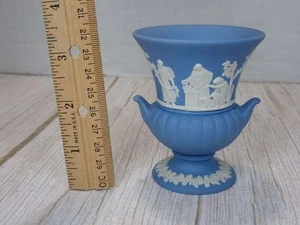 SAUBERE Wedgwood Blue Jasperware England Urne oder kleine Vase mit zwei Henkeln - Bild 1 von 6