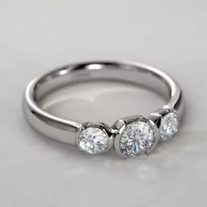 Anillo de compromiso redondo de tres piedras moissanita medio bisel 1,7 quilates oro blanco 14 k sobre - Imagen 1 de 5