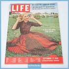 LIFE Magazin - 17. September 1956 - Ein aktuelles Dirndl aus Bayern