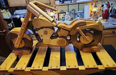 Mecedora de madera maciza de pino motocicleta hecha a mano ¡¡Rara!! ¡Muy genial! 37" X 23" X 18 Foto 1 de 4