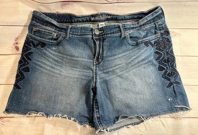 Pantalones Cortos de Denim Maurices Para Mujer 22 Regular Envejecido Bordados 6" Entrepierna Usados en Excelente Condición Foto 1 de 4