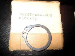 NOS Honda OEM Circlip MT250 CR250 XR75 Elsinore GL1200 90661-250-000 94510-22000 - Picture 1 of 1