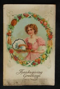 Hermosa niña de saludos de Acción de Gracias de la década de 1910 sirviendo pavo desencantado en bandeja - Imagen 1 de 1