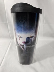 Vaso con tapa Pennywise Tervis "IT" - Libro de películas de terror 24 oz - RARO - Imagen 1 de 6