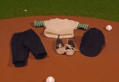 Conjunto de béisbol de mezclilla verde y blanco Ginny Boy con sombrero y zapatos para muñecas Vogue Foto 1 de 4
