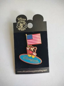 Prendedor con bandera de Estados Unidos Disneyland Resort "Mickey"... ¡Como nuevo en tarjeta! - Imagen 1 de 4