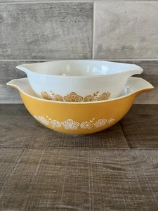 Ciotola Cenerentola vintage Pyrex farfalla nidificazione oro 2 pezzi 444 e 443 - Foto 1 di 5
