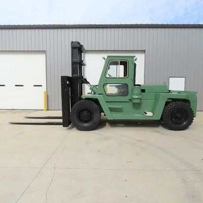 Carretilla elevadora diésel Clark C500 Y300D 30.000 lb 204" H 2 etapas 96" horquillas neumáticos sólidos Foto 1 de 4