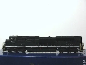 ATHEARN GENESIS HO ATHG75758 PROGRESS RAIL PRLX SD70ACU #7330 NS BLK/WHT DCC RDY - Picture 1 of 8