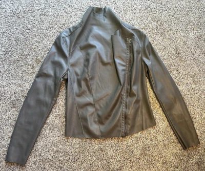 Jaqueta feminina NYC em branco pequena cinza couro sintético moto assimétrico zíper camurça - Imagem 1 de 4