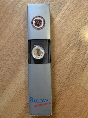 Bulova Chicago Blackhawks Hockey Logo Reloj Hombre Negro Dorado Plástico Fecha Cuarzo Foto 1 de 2