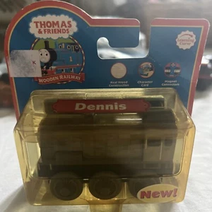 Trenino carro armato ferroviario in legno Thomas & Friends DENNIS 2005 NUOVO CON SCATOLA VHTF - Foto 1 di 4