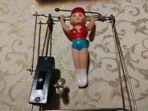 Giocattolo Antico A Corda Atleta Alle Barre. - Foto 1 di 8