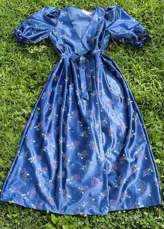 Bata de vestir vintage de satén floral con cinturón de los años 70 | TALLA ÚNICA PARA LA MAYORÍA S-L Foto 1 de 4