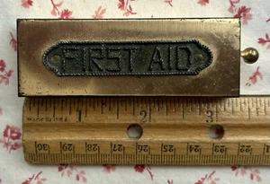 "Kit de primeros auxilios vintage de latón de 3,25"" con sales olfativas y curitas" - Imagen 1 de 7