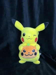 Pokemon Plush - PIKACHU WITH PUMPKIN HALLOWEEN 2020 9" - New w/o Tags - Foto 1 di 3