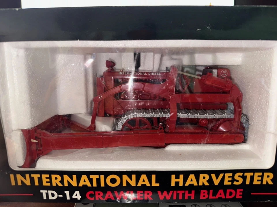 SpecCast International Harvester 1/16 TD-14A Crawler Blade Classic Series ZJD156 - Image 1 of 1