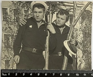 Cariñosos guapos jóvenes abrazando lindos chicos/marineros gay foto antigua #3197 - Imagen 1 de 3