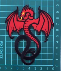 Toppa Ricamata Drago Fiamma Rossa 8 x 10 cm Mitica Ala di Fuoco Applique Ferro-On - Foto 1 di 1
