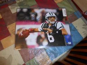 NY JETS MARK SANCHEZ 11" X 14" AUTOGRAMMFOTO 2 COA'S [GAI #GV615649] KOSTENLOSER VERSAND - Bild 1 von 7