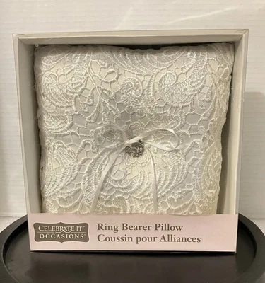 Cojín de encaje Celebrate It para anillos pedrería blanca Foto 1 de 4