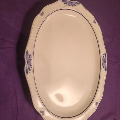 Plato ovalado crema Noritake con ribete azul Foto 1 de 4