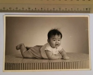 Foto de estudio Millou bebé chino en el extranjero de 1960 - Imagen 1 de 2