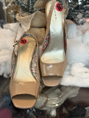 Tacones Tahari Peep Toe beige charol talla 10 Foto 1 de 4