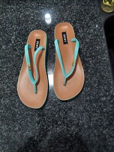 DKNY Women’s MADI  Flip-Flops Sandals Turquoise, Size 7/8