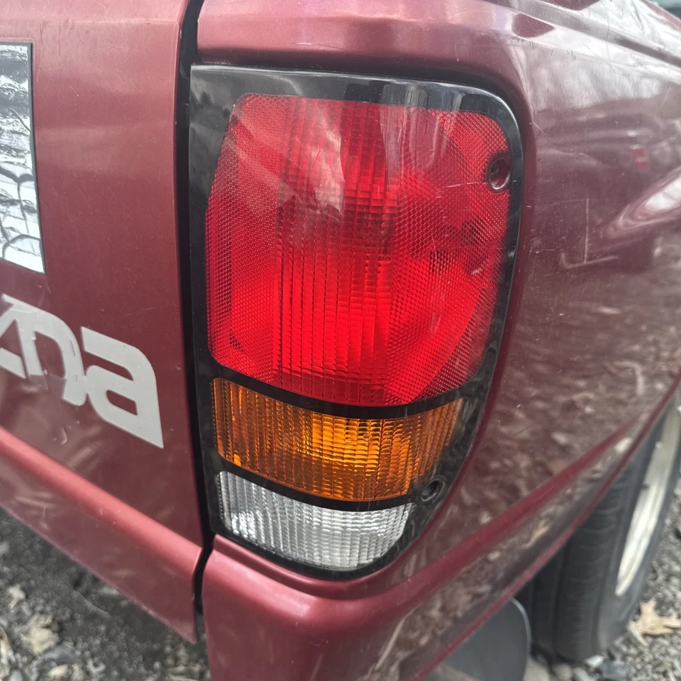 Conjunto de luz trasera derecha 94-00 Mazda B2500/B3000/B4000  Foto 1 de 3