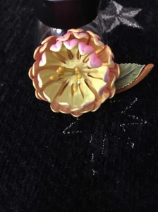 Spilla da bavero smaltata rosa brillante crisantemo vintage - Foto 1 di 5