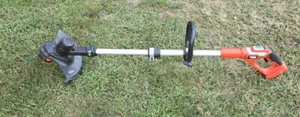 Black & Decker 40v / 36v Litio Inalámbrico 13" Cortadora de Cuerdas / Bordeadora LST136 L@@K - Imagen 1 de 4