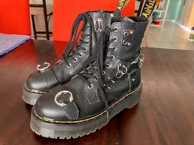 Bota plataforma Doc Martens Jadon HDW hardware piercing couro masculina 9 / feminina 10 - Imagem 1 de 4