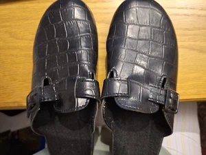 Hausschuhe Pantolette Damen schwarz Gr. 37 Kroko Kunstleder - Bild 1 von 4