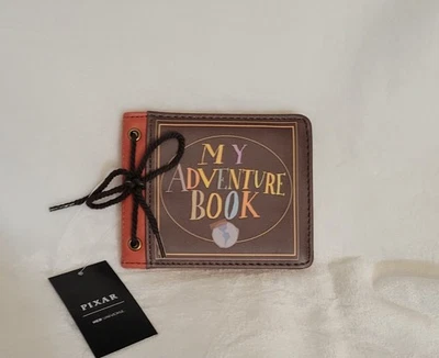 Tarjetero plegable Her Universe Disney Pixar Up Adventure Book Foto 1 de 4