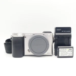 EXC + Sony Alpha A6000 24.3MP Digitale Mirrorless Fotocamera - Argento (Per Solo - Foto 1 di 7